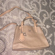 Bolso Cartera GUESS Para Mujer Tostado Logo Patrón Bolso Dije Rojo Forro Bolsillos Internos
