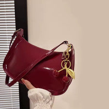 Bolso de hombro de cuero PU para mujer con colgante de cereza de moda para axilas