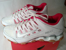 Nike Reax 8 TR Zapatos de Malla, Para Hombre Talla 10.5, Blanco/Rojo, Tenis, Nuevos con Caja