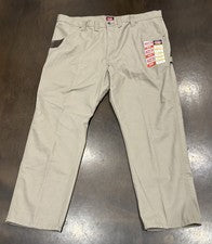 Pantalones de lona Wrangler Workwear utilitarios de ajuste regular para hombre, entrepierna 44” de ancho x 32”.