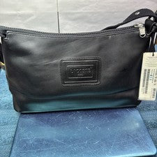 Cartera con cremallera y correa para el hombro Lacoste - negra para mujer (ver imágenes).