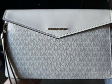 Bolso sin asas Michael Kors con logotipo de muñeca beige vainilla dorado herrajes para mujer