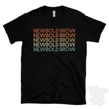 CAMISETA ESTILO RETRO REPETIDA CEJA NEWBOLD para hombre y mujer Reino Unido top name regalo
