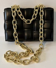 Cartera de cuero vegano acolchada tejida negra para mujer con correa de hombro de cadena dorada