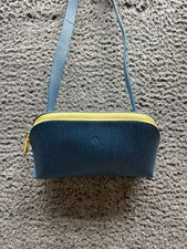 Bolso Bandolera Nora Lozza Para Mujer Logotipo Cuero Texturizado en Relieve Azul