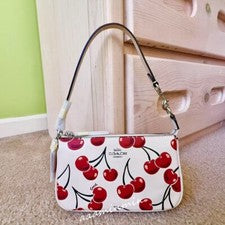 NUEVO CON ETIQUETAS COACH Nolita 19 con estampado de cereza 🍒 CZ012