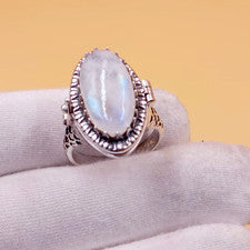 Anillo venenoso de piedra lunar natural hecho a mano en diseño de anillo de caja de plata de ley 925