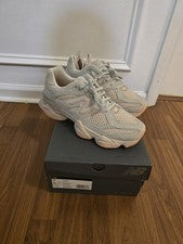 Talla 12 - The Whitaker Group x New Balance 9060 Faltan Piezas Pack - Plateado...