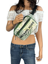 MICHAEL KORS COOPER RIÑONERA DELGADA BANDOLERA VERDE PALMA