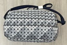 Bandolera Bao Bao Issey Miyake Gris Mezcla Geométrica BB27-AG133 NUEVA CON ETIQUETAS