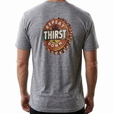 $45 TOMMY BAHAMA Gris Jaspeado FÚTBOL CERVEZA Calce Relajado Manga Corta Camiseta
