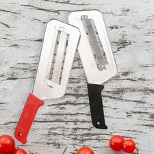 Auxiliar de cocina para cortar patatas y triturar repollo para preparar ensaladas