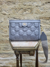 Bolso de Hombro Gucci GG Matelassé Cuero Acolchado - Gris con Herrajes Dorados