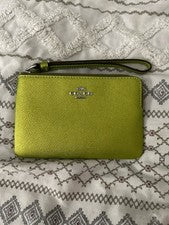 Muñequera Coach para mujer con cremallera en la esquina