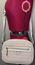 BOLSO BANDOLERA DKNY MUJER LOGO LOGAN CÁMARA Crema