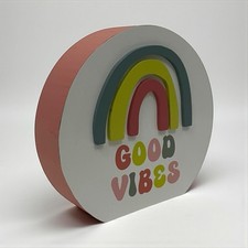 Decoración del hogar Good Vibes Rainbow Standing nuevo con etiquetas