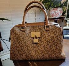 Bolso de mano mediano con monograma dorado moca con logotipo DKNY
