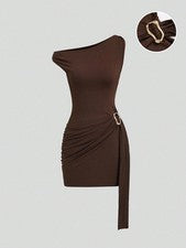 Vestido de punto marrón con tela altamente elástica, decoración de hebilla, cuello redondo