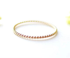 Anillo fino de oro de 14k retorcido. Apilable, minimalista. Talla: 5, 6, 7 y 8