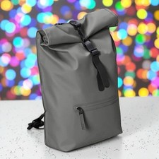 Mochila RAINS Rolltop en Gris Metálico Nueva con Etiquetas Valor Minorista $140