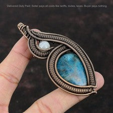 Elegante colgante envuelto en alambre con piedra lunar arco iris apatita neón natural pera de cobre