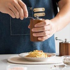 Culinary Essential Gew��rzm��huela de madera ajustable para sal pimienta especia��rz��rz