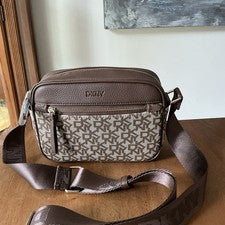 NUEVO DKNY Marrón Firma Lona Recubierta Cámara Hombro Bandolera Cartera Marrón