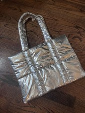 Bolso de Mano Bath And Body Works Puffer Plateado Metálico Nuevo