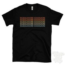 CAMISETA ESTILO RETRO REPETIDO COMÚN SCUDAMORE para hombre y mujer Reino Unido top name regalo