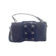 Bolso de mano para mujer. Negro. Patente. Cierre magnético. Diseño de encaje. Mango superior.