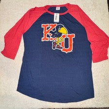 Camisa estilo béisbol con gráfico azul y rojo de la Universidad de Kansas