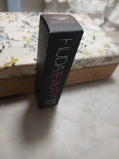 Base en barra Huda Beauty #FauxFilter ACABADO PIEL - Pastel de lava 590R