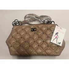 Bolso de hombro Gilda Paris para mujer acolchado con gofres tachuelas color topo precio de venta sugerido por el fabrica