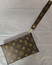 Bolsa de muñeca con monograma marrón para mujer, cierre a presión, herrajes dorados, correa