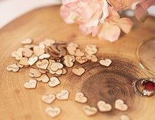 Pequeños corazones de boda de madera rústica mezclados confeti decoración de mesa decoración de amor