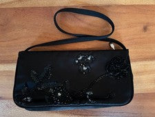 Bolso sin asas pequeño de tela satinada negra con cuentas para mujer