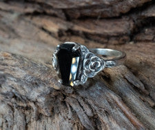 Anillo ataúd de ónix y rosa plata de ley 925 y piedras preciosas naturales góticas