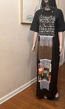 Hermoso vestido negro para mujer y tiene diseño de tela africana en la parte delantera.