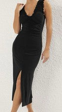 Vestido negro con volantes