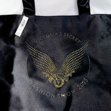Nuevo con etiquetas Bolso de Mano Victoria's Secret Fashion Show 2025 Edición Limitada Logo Dorado Grande con Cremallera
