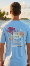 $45 TOMMY BAHAMA Azul Cielo ONE SWAY AT A TIME Camiseta Calce Relajado Manga Corta