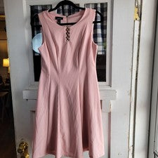 Vestido para mujer Alyx rosa sin mangas cuello redondo cremallera espalda detalle círculo talla 4