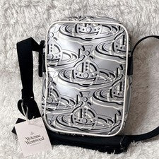 Bandolera gris con etiqueta Vivienne Westwood patrón orbe