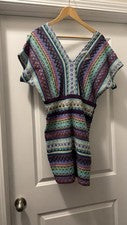 Mini vestido grande multicolor sin mangas con cuentas en V marca negra para mujer. Nuevo con etiquetas