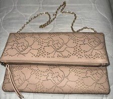 Bolso sin asas para mujer Urban Expressions bandolera oro rosa cadena/cremallera corte láser floral
