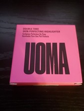 UOMA ~ Iluminador Perfeccionador de Piel Doble Toma ~ Miel ~ 0.2 OZ