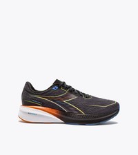 Hombre Diadora Mythos Blushield Volo 5, Negro/Primavera/Ultramarino, 13 D Mediano EE. UU.