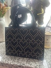 Bolso Bandolera Betsy Johnson Pequeño Corazón Tachonado Negro y Dorado RARO