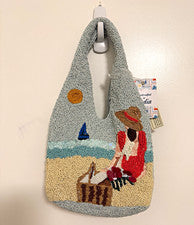 Bolso de hombro con cuentas virales señora en la playa. Hecho en India