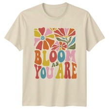 Camiseta tipografía floral Bloom As You Are para mujer